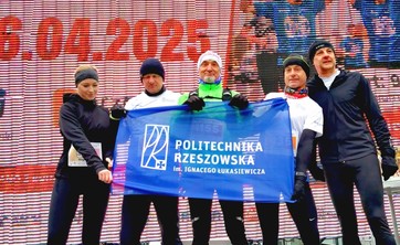 Przed startem ekipa Klubu Biegacza wraz z absolwentką PRz M. Kobrzyńską,