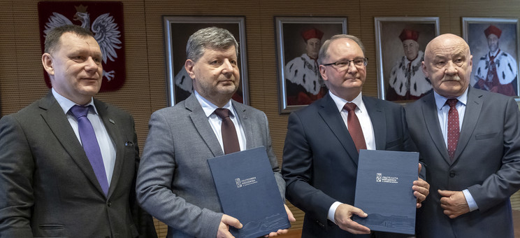 Od lewej: dr S. Wolski, prof. P. Koszelnik, prof. K. Gutkowski, prof. PRz C. Jasiukiewicz,