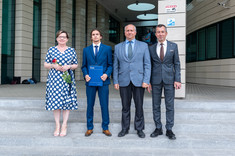 Nagrodzeny student WMT z dziekanem prof. PRz A. Trytkiem, prof. PRz I. Włoch i prof. G. Ostaszem,