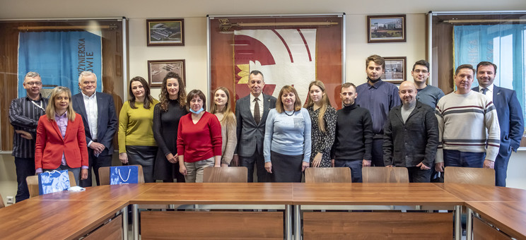 Członkowie delegacji wraz z opiekunami i prorektorem prof. Grzegorzem Ostaszem (pośrodku),,