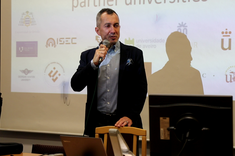 Prorektor ds studenckich prof. G. Ostasz wita studentów,